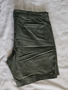St John’s Bay Olive Chino Shorts Men Size 40 Stretch Casual